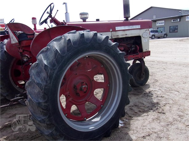 International 560 Tractor