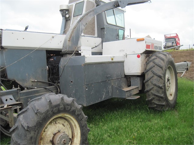 1989 New Idea 803C Combine