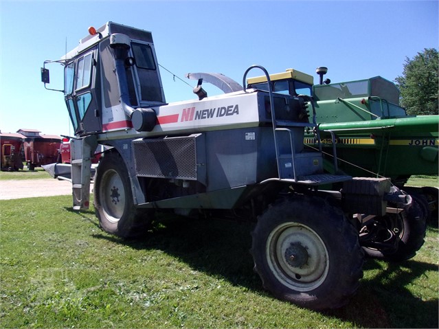 1989 New Idea 803C Combine