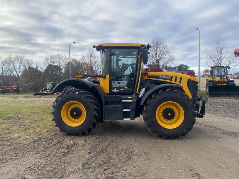 2024 JCB 4220 FASTRAC Tractor