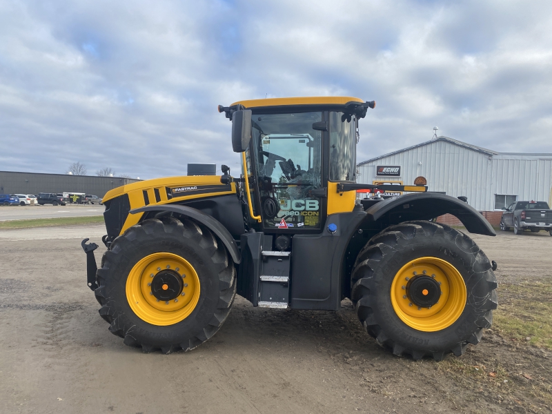 2024 JCB 4220 FASTRAC Tractor