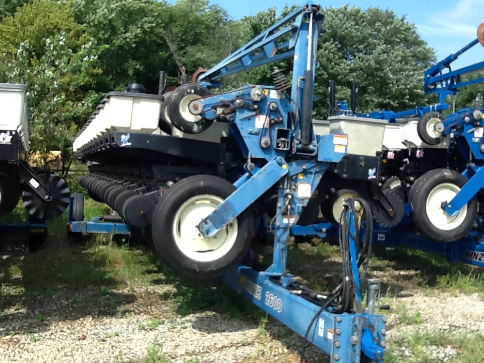 1997 Kinze 2600 16-31 Planter