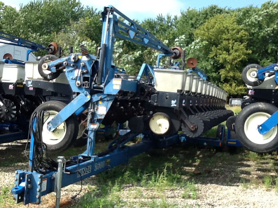 1997 Kinze 2600 16-31 Planter