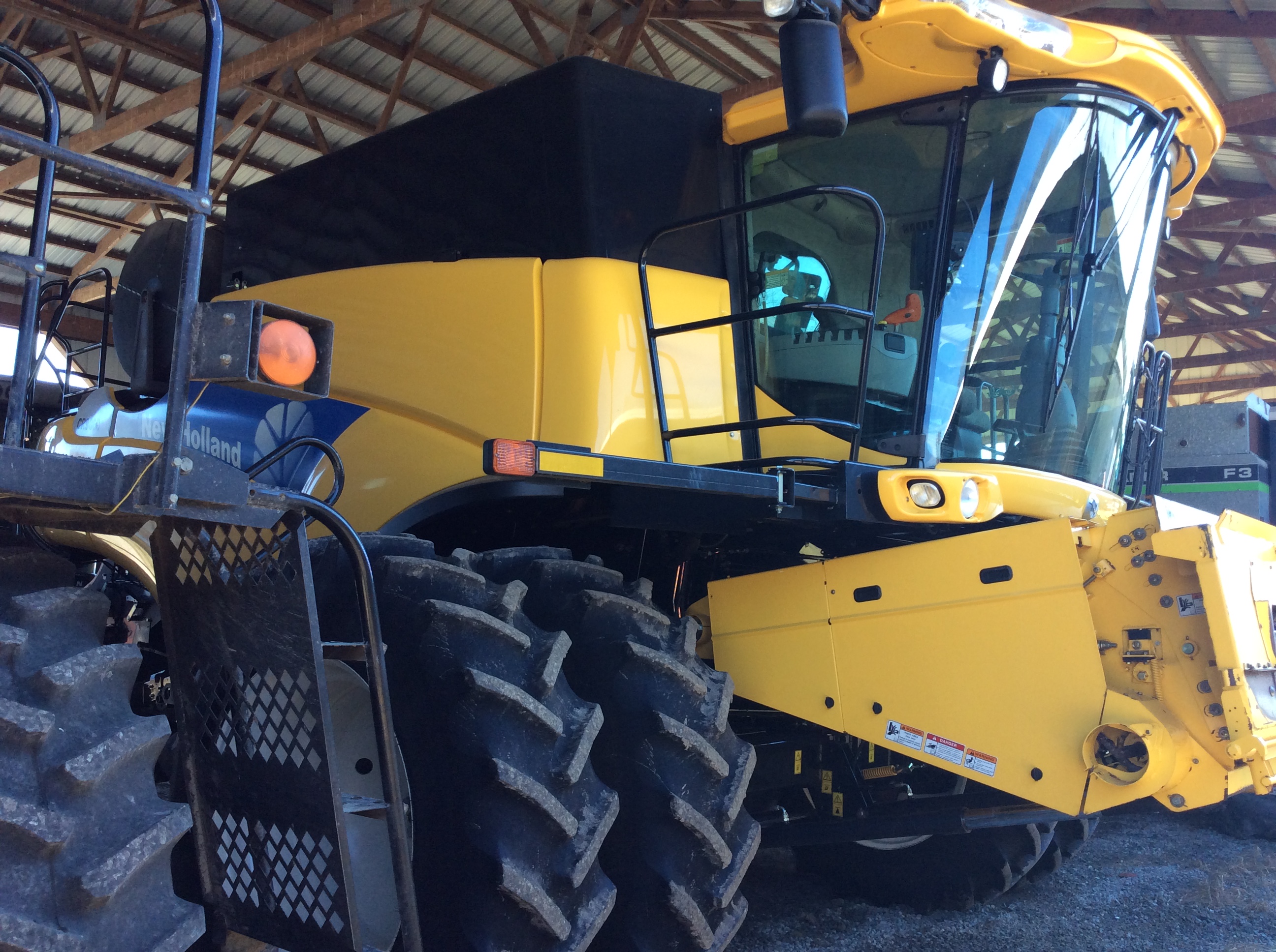 2009 New Holland CR9060 Combine