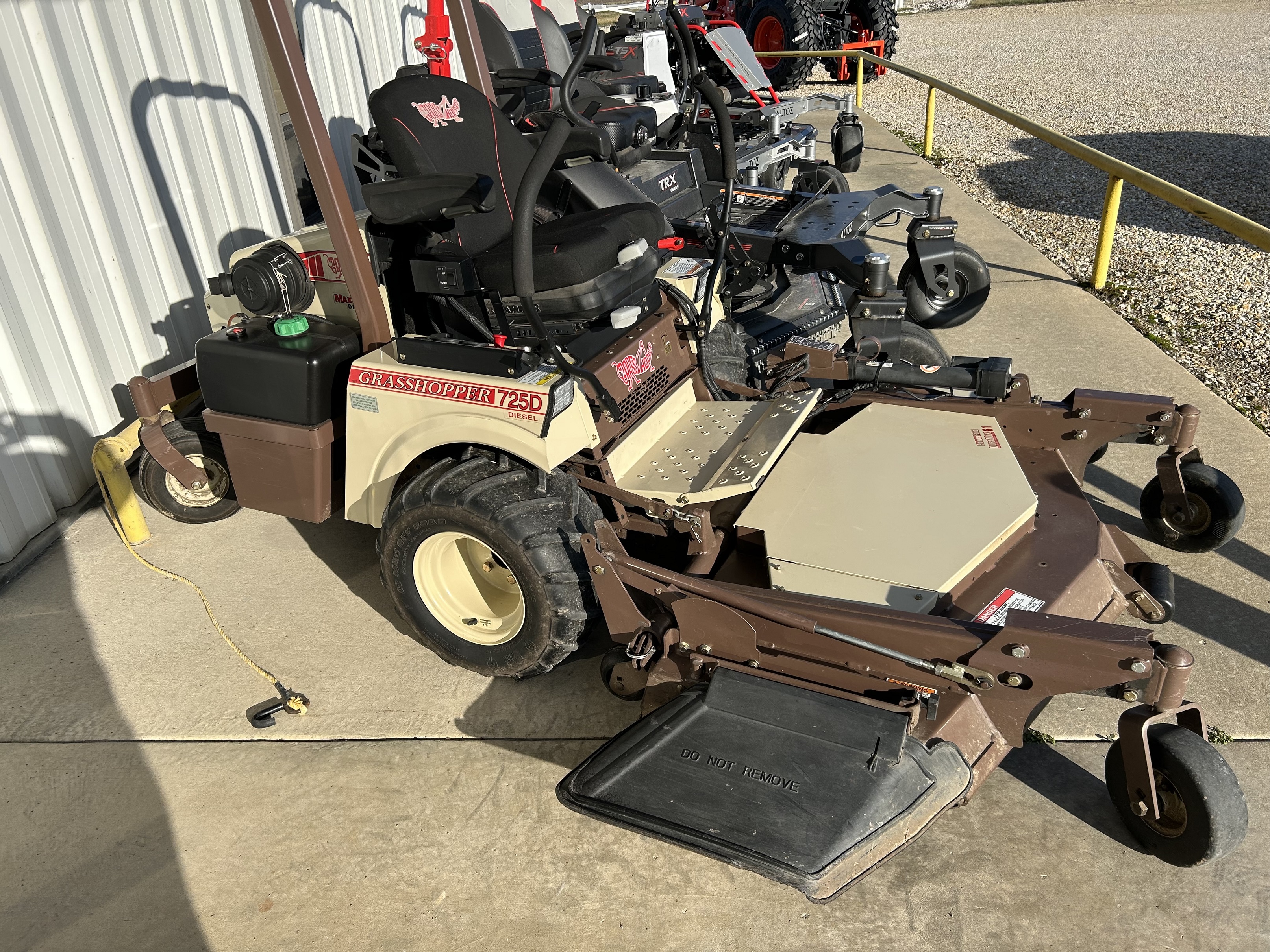 2017 Grasshopper 725DT Mower/Front Deck