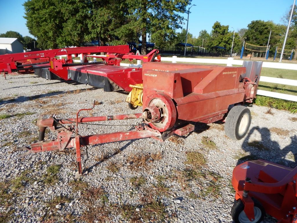 1982 New Holland 311 Baler/Square