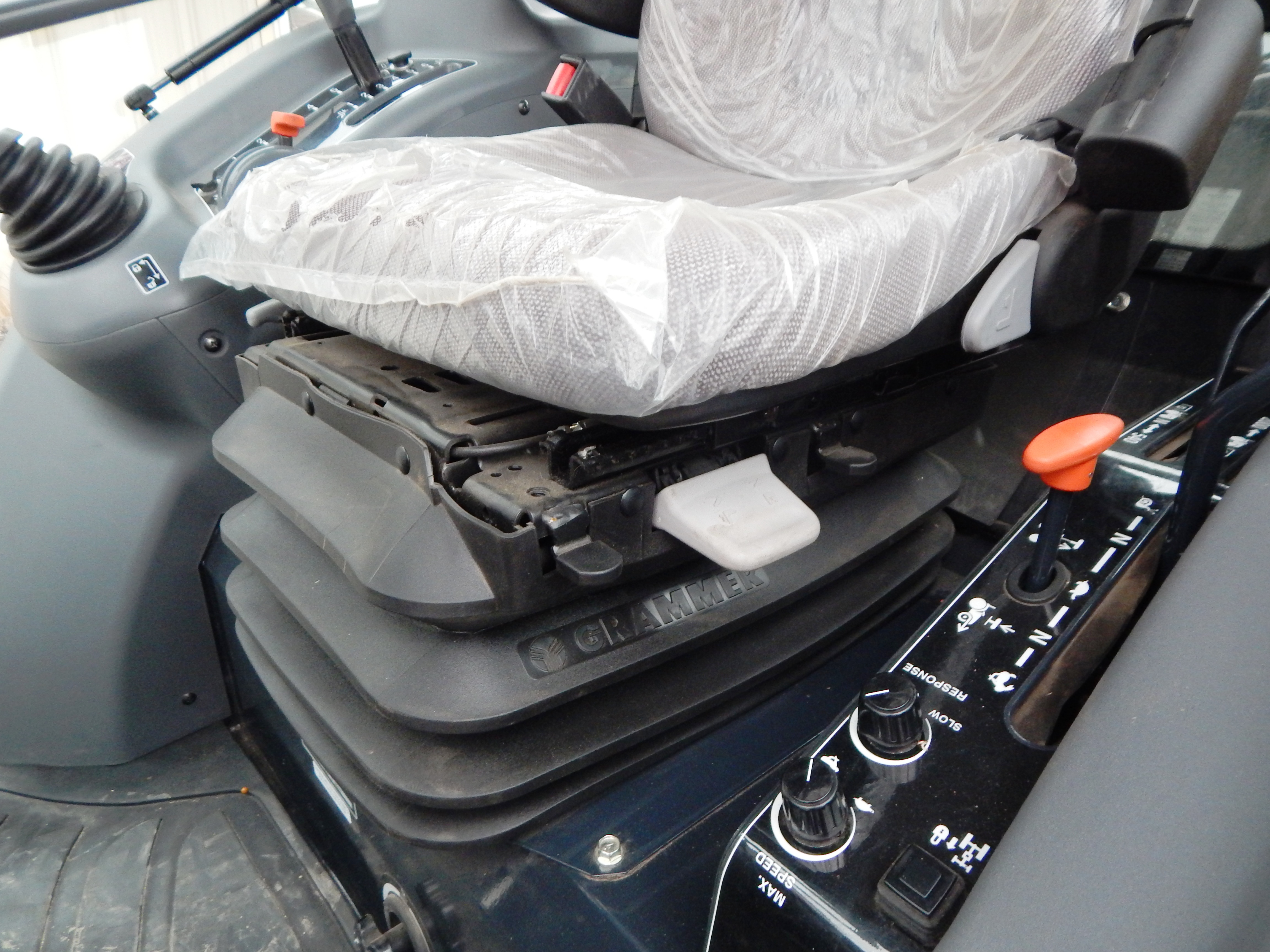 2022 Massey Ferguson 2860M eHydro Deluxe Cab Tractor