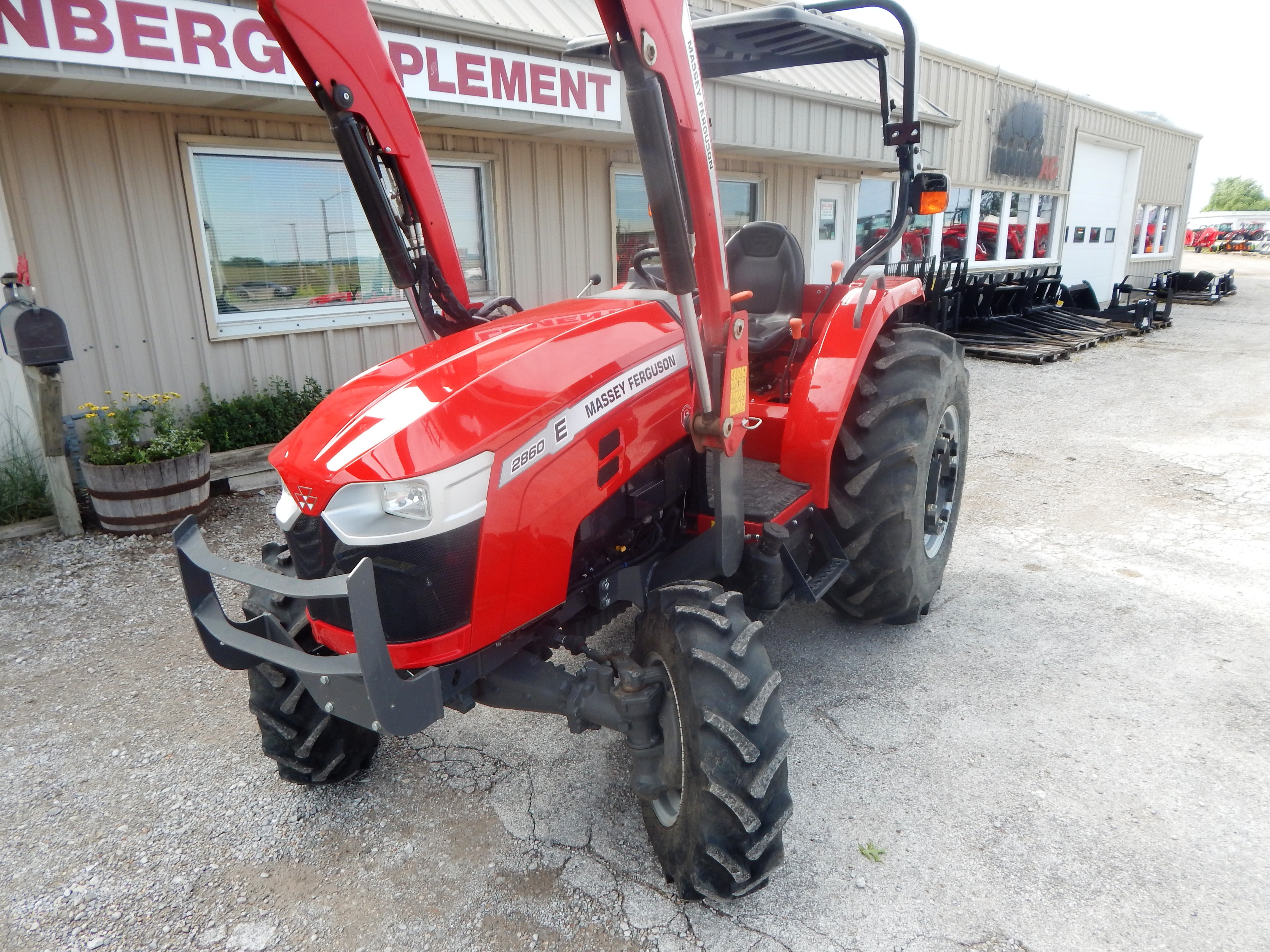 2022 Massey Ferguson 2860E SynchroShuttle Tractor