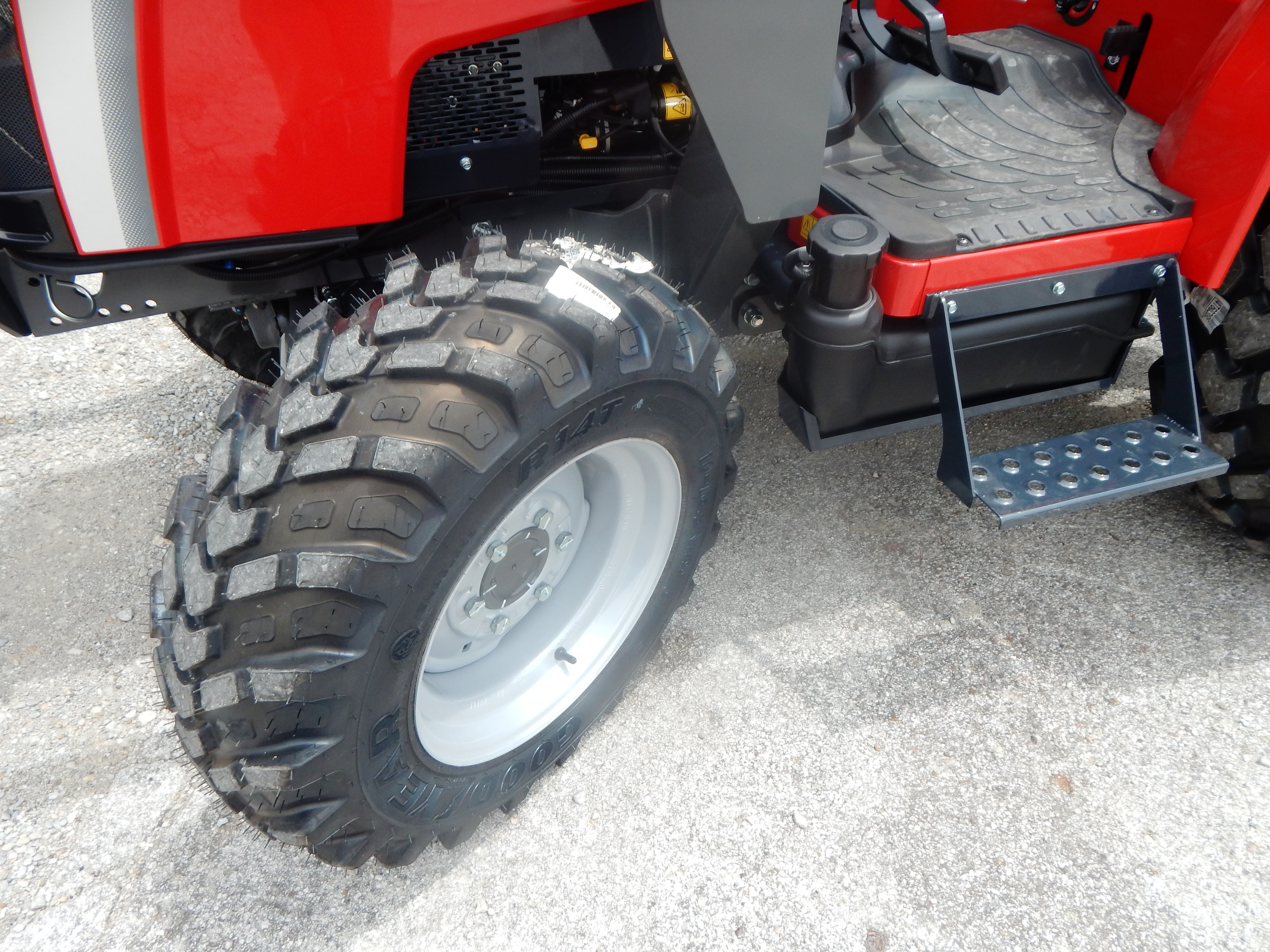 2026 Massey Ferguson 1M.40 eHydro Tractor
