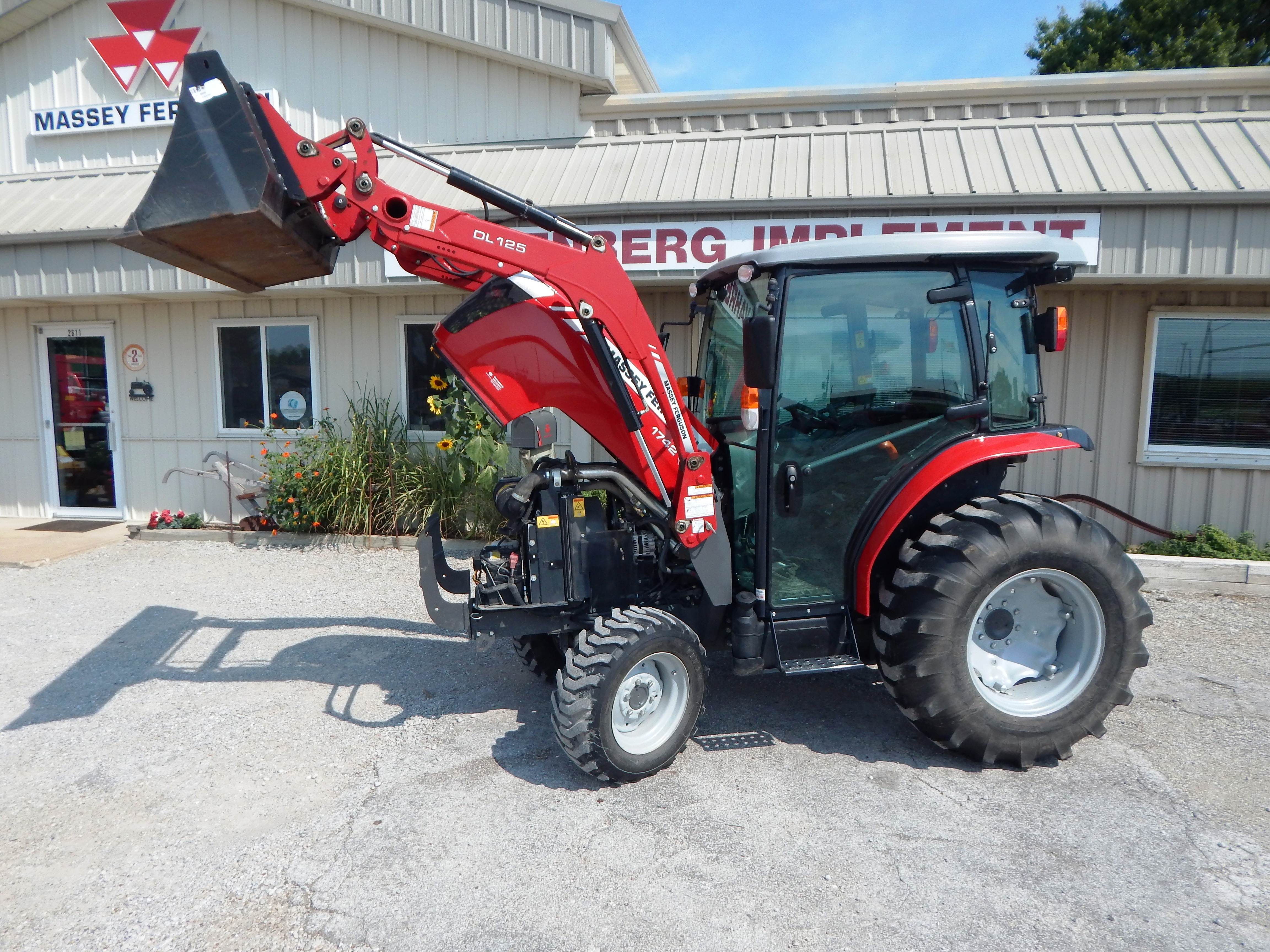 2018 Massey Ferguson 1742 Premium eHydro Tractor