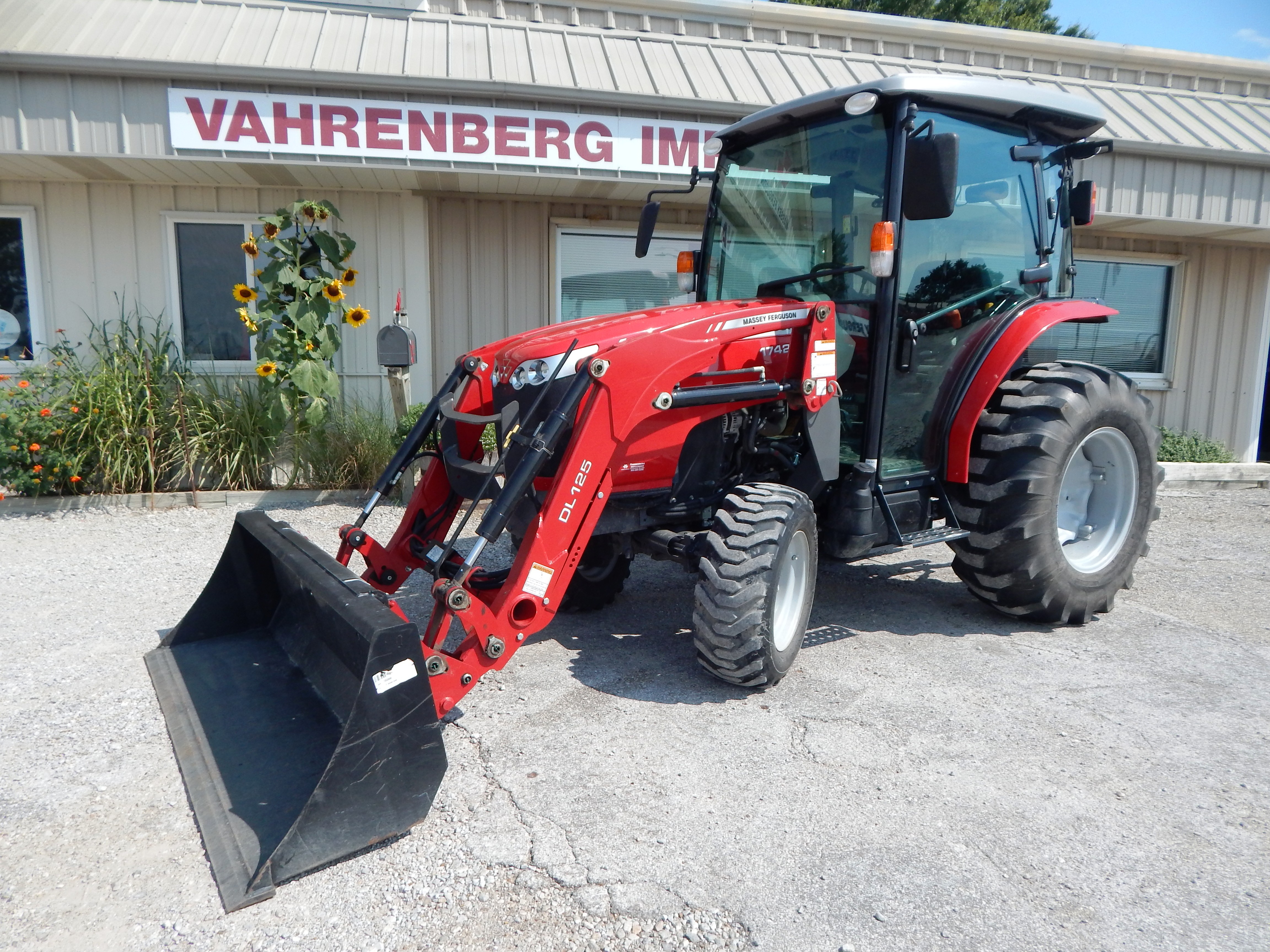 2018 Massey Ferguson 1742 Premium eHydro Tractor