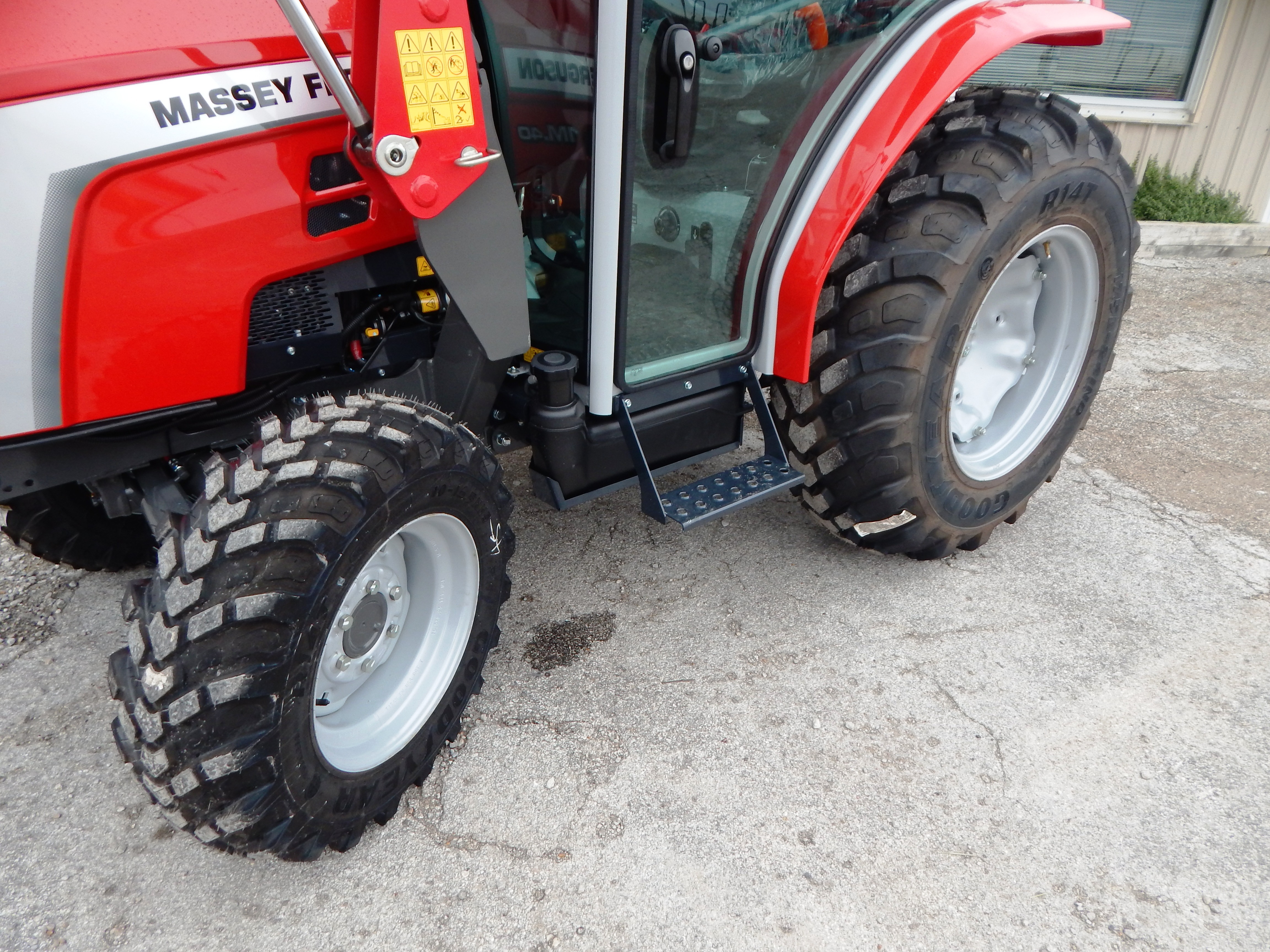 2026 Massey Ferguson 1M.40 eHydro Deluxe Cab Tractor