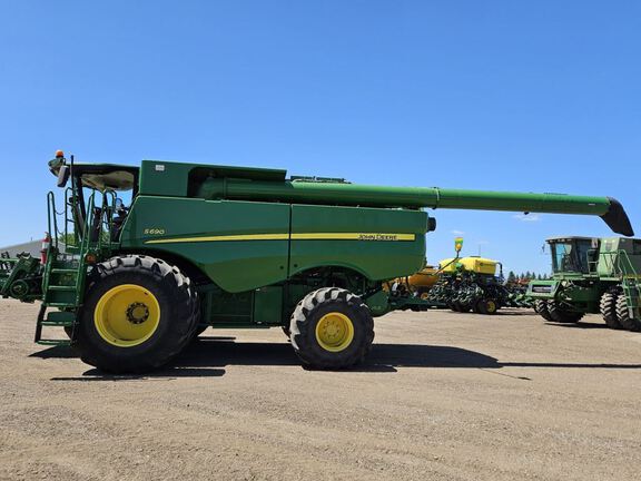 2014 John Deere S690 Combine