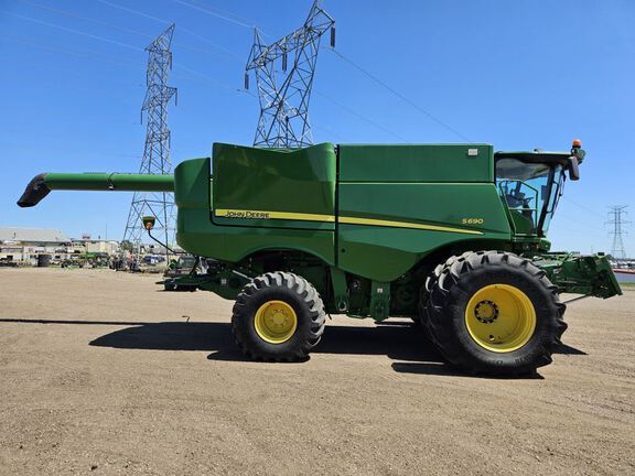 2014 John Deere S690 Combine