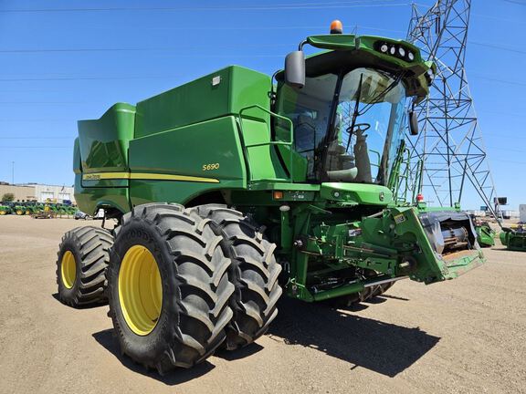 2014 John Deere S690 Combine