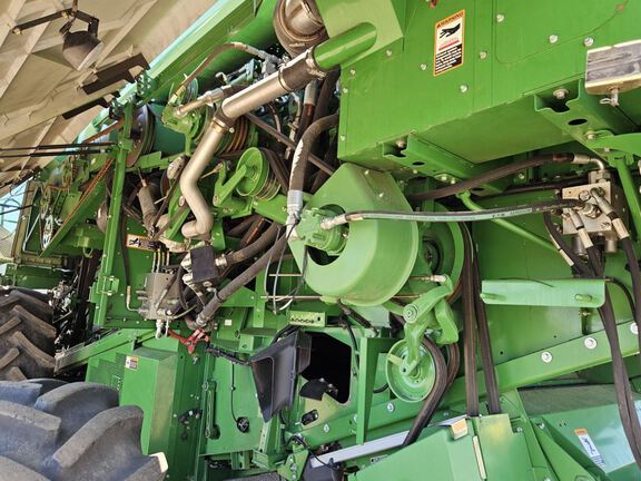 2014 John Deere S690 Combine