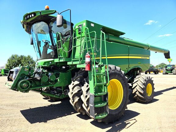 2014 John Deere S690 Combine