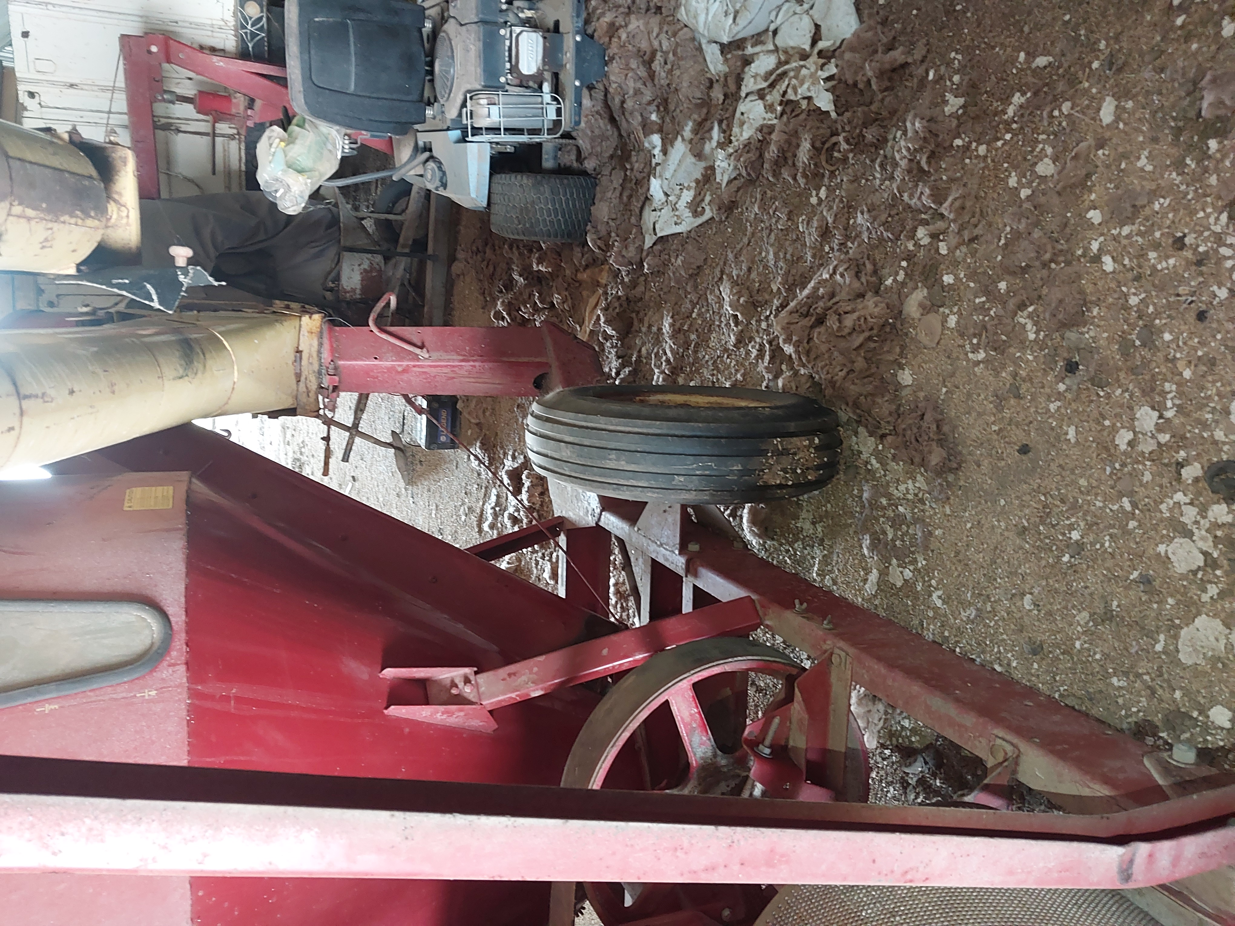 New Holland 352 Grinder Mixer