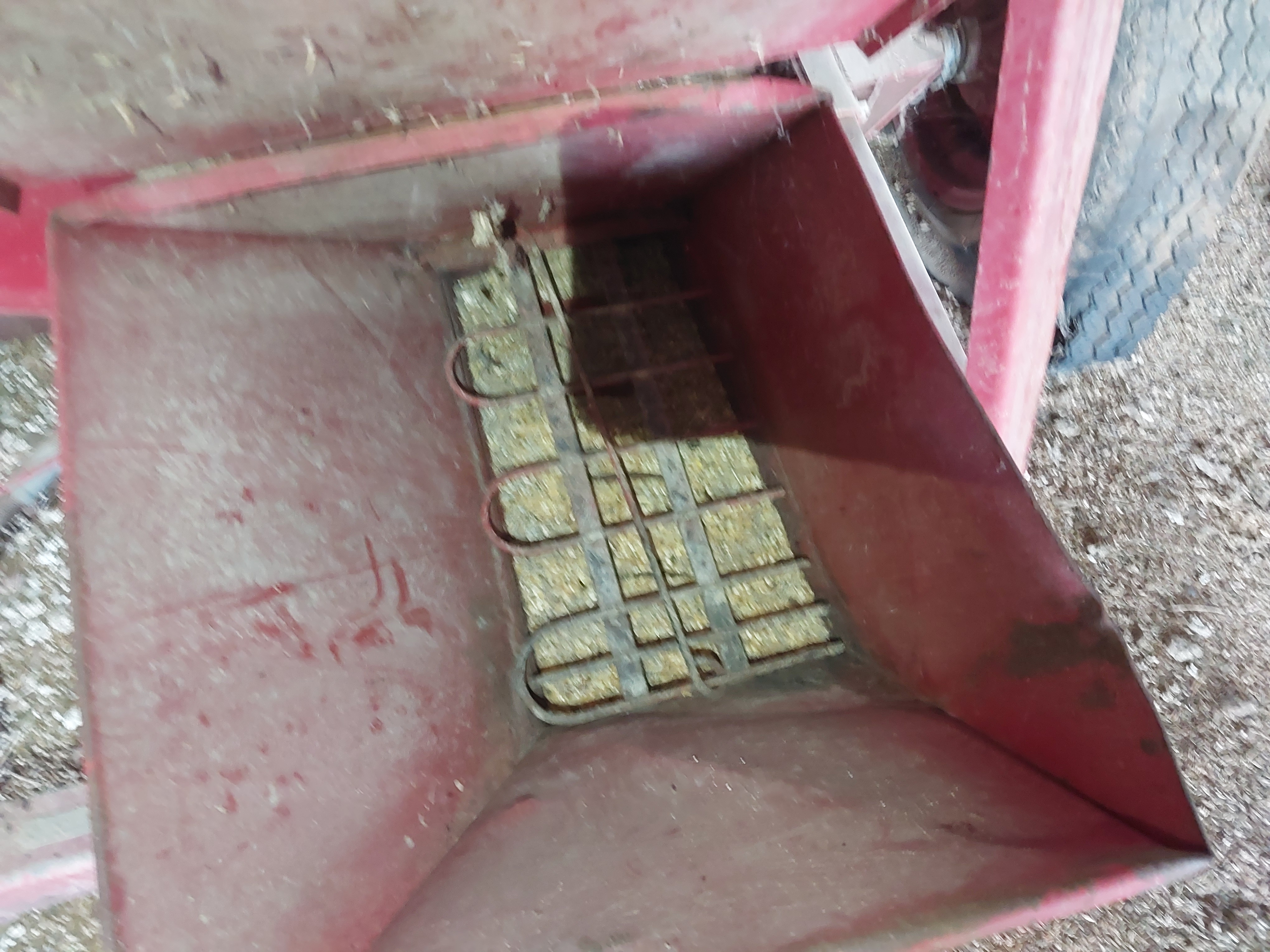 New Holland 352 Grinder Mixer