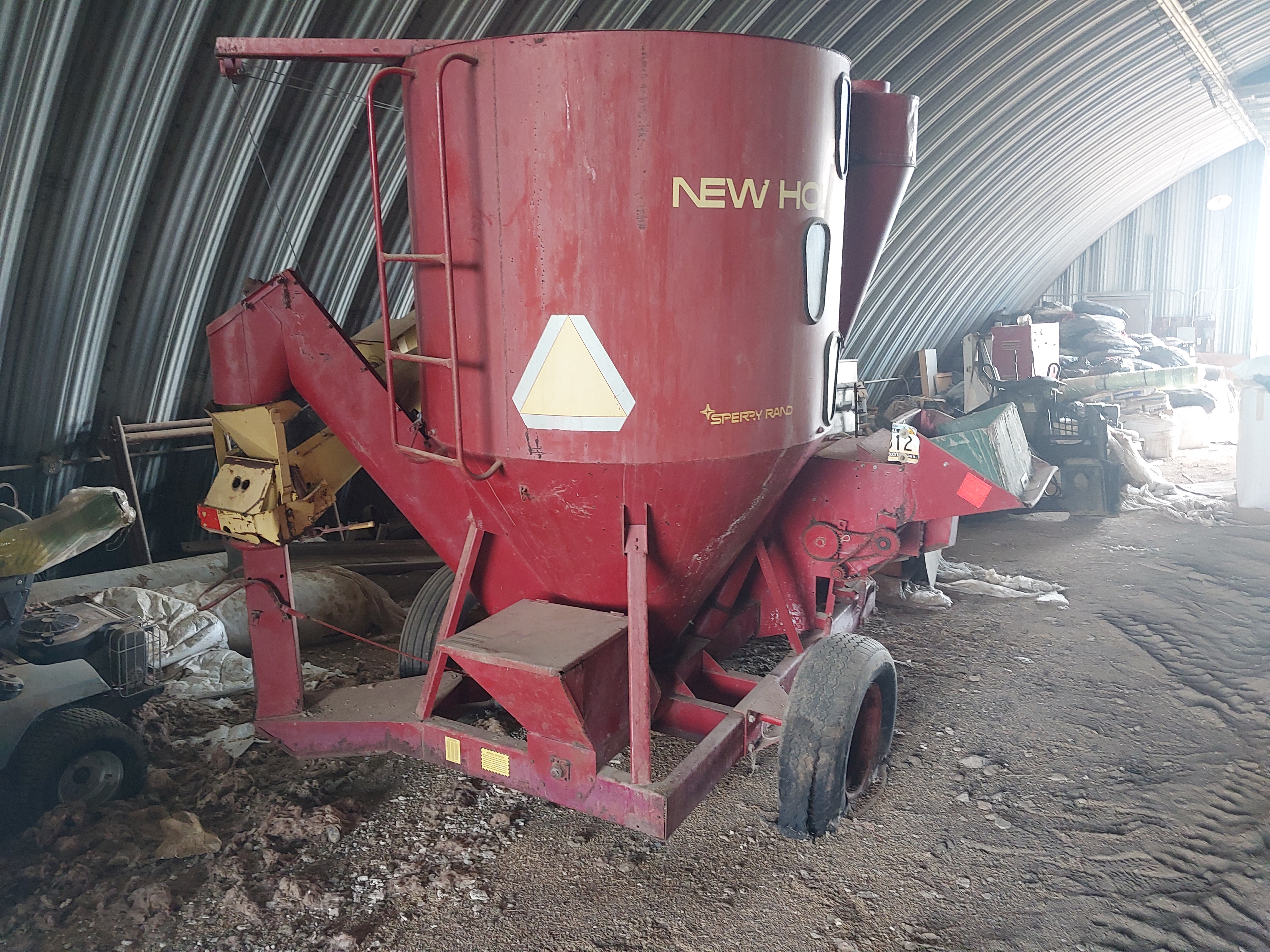 New Holland 352 Grinder Mixer