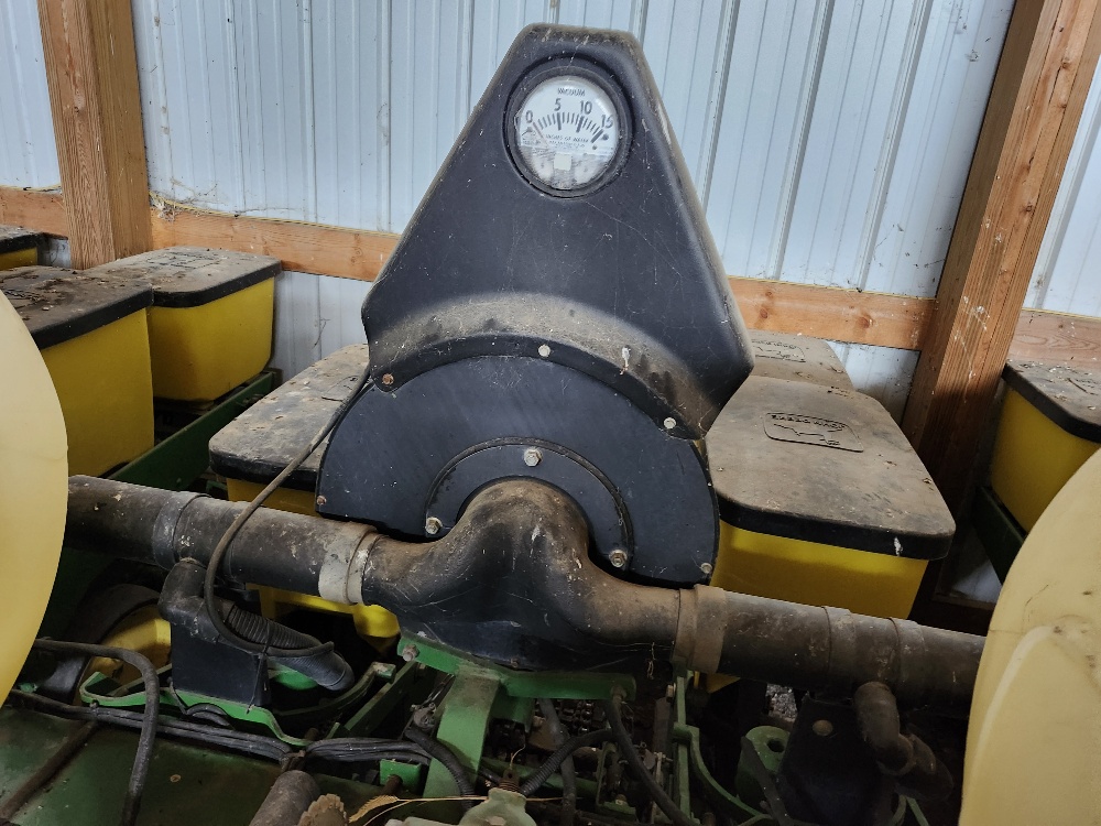 1995 John Deere 7200 Planter