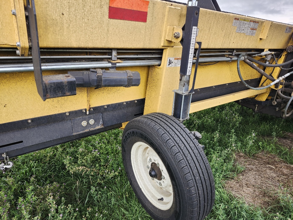2009 New Holland 88C-36 Header Combine