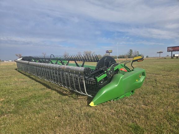 2025 John Deere RD40F Header Combine