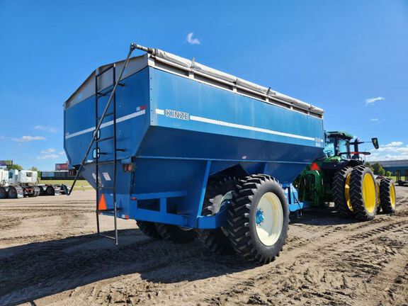 Kinze 1040 Grain Cart