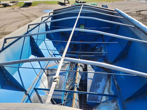 Kinze 1040 Grain Cart