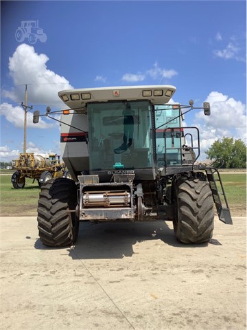 2000 Gleaner R62 Combine