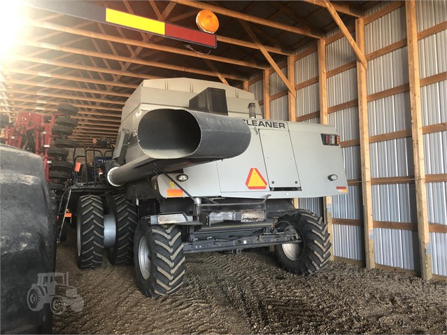 2010 Gleaner R76 Combine