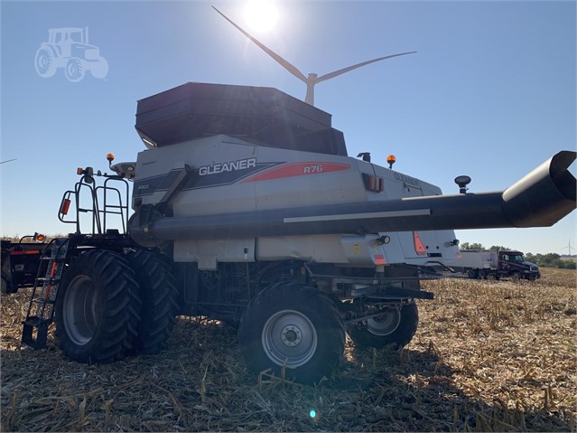 2010 Gleaner R76 Combine