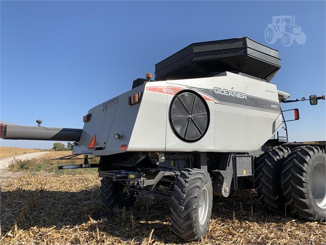 2010 Gleaner R76 Combine