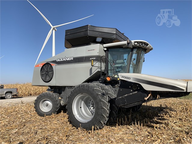 2010 Gleaner R76 Combine