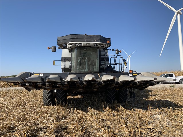 2010 Gleaner R76 Combine