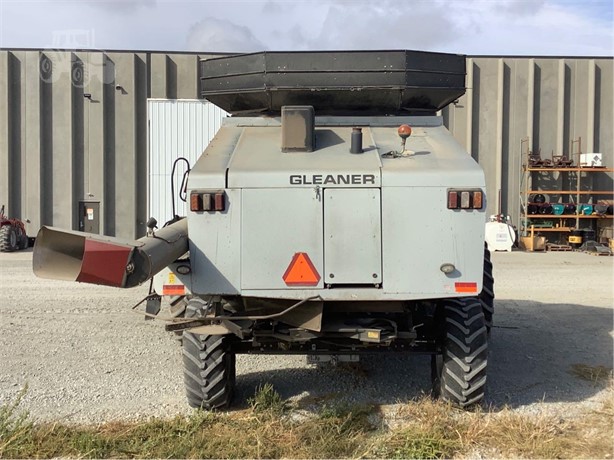 2010 Gleaner R76 Combine