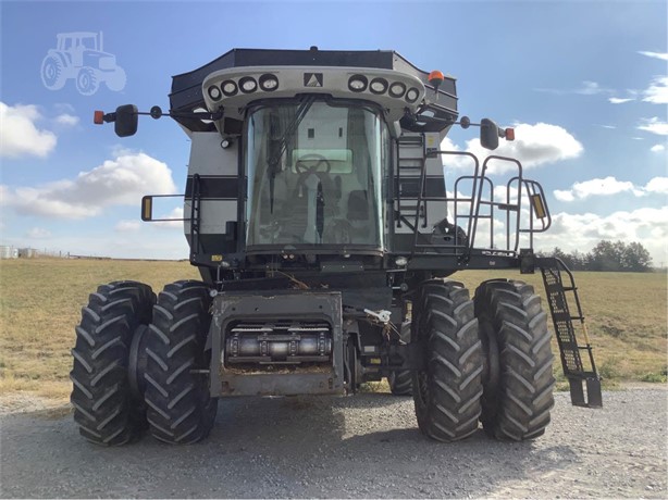 2010 Gleaner R76 Combine