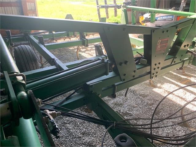 2006 John Deere 2210 Field Cultivator