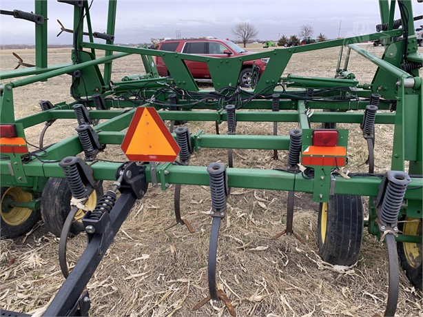 2006 John Deere 2210 Field Cultivator