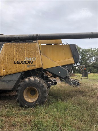 2011 CLAAS LEXION 740TT Combine