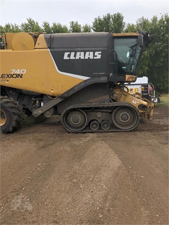 2011 CLAAS LEXION 740TT Combine