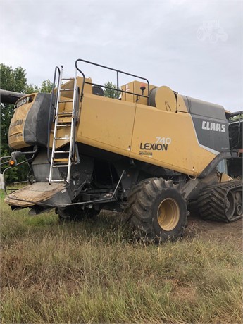 2011 CLAAS LEXION 740TT Combine