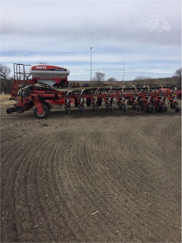 2009 White 8524 Planter