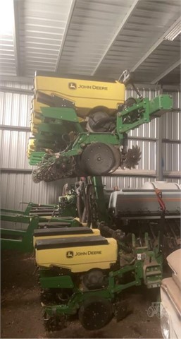 2016 John Deere 1725 Planter