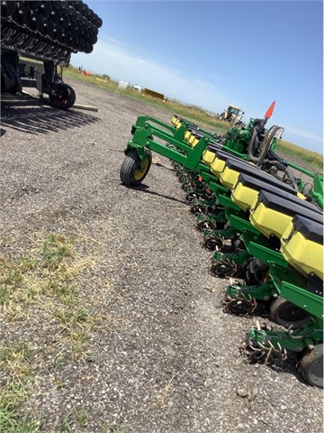 2016 John Deere 1725 Planter