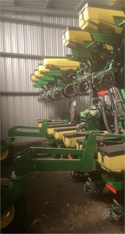 2016 John Deere 1725 Planter