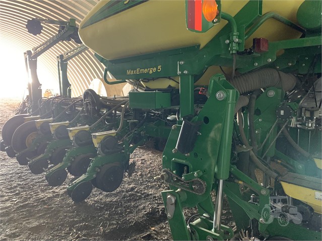 2015 John Deere 1775NT CCS Planter