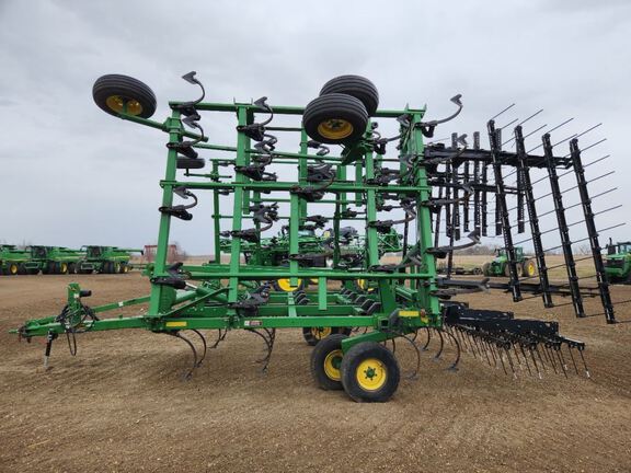 2014 John Deere 2210 Field Cultivator