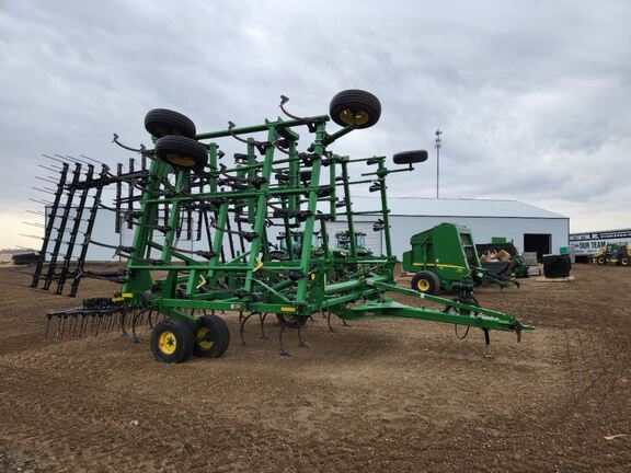 2014 John Deere 2210 Field Cultivator