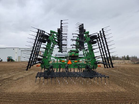 2014 John Deere 2210 Field Cultivator